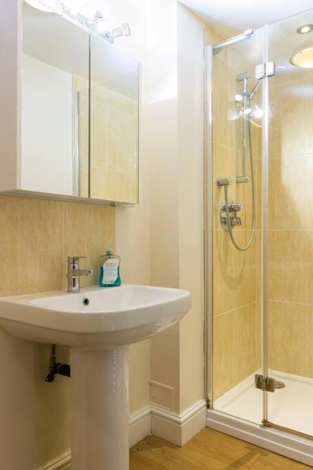 2 Double Bedroom Large Modern Self Contained Apartment Free Parking Κάμπερλι Εξωτερικό φωτογραφία