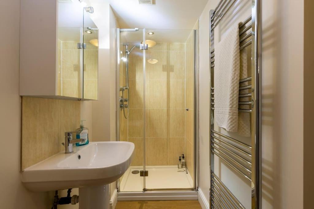 2 Double Bedroom Large Modern Self Contained Apartment Free Parking Κάμπερλι Εξωτερικό φωτογραφία