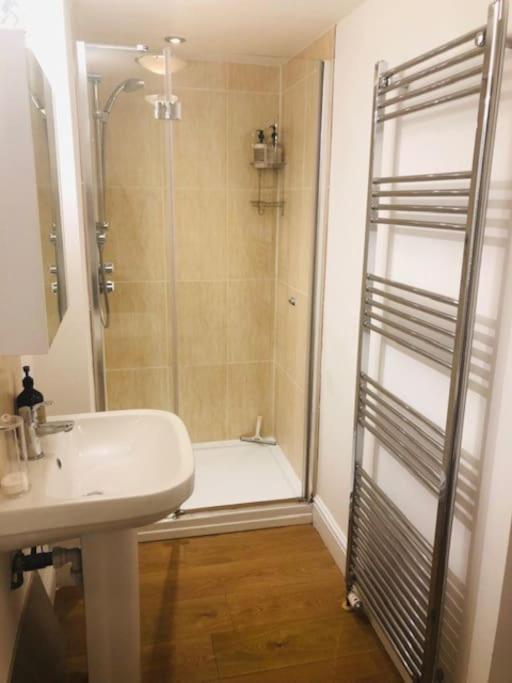 2 Double Bedroom Large Modern Self Contained Apartment Free Parking Κάμπερλι Εξωτερικό φωτογραφία