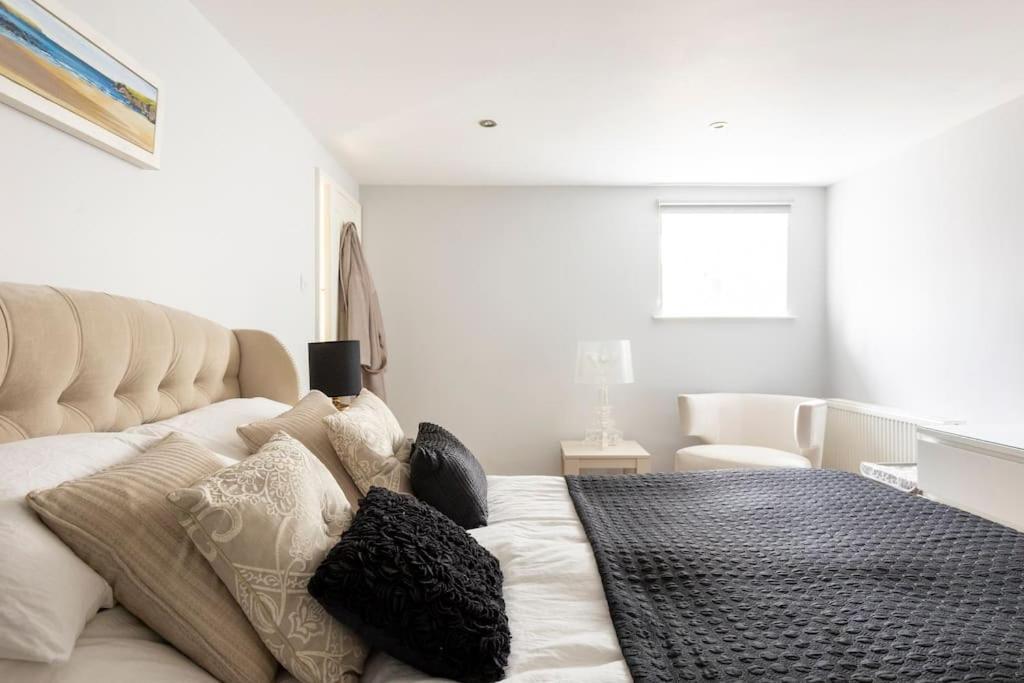 2 Double Bedroom Large Modern Self Contained Apartment Free Parking Κάμπερλι Εξωτερικό φωτογραφία