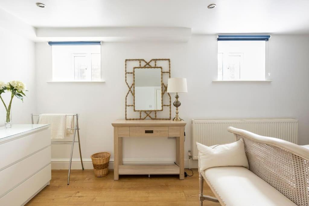 2 Double Bedroom Large Modern Self Contained Apartment Free Parking Κάμπερλι Εξωτερικό φωτογραφία